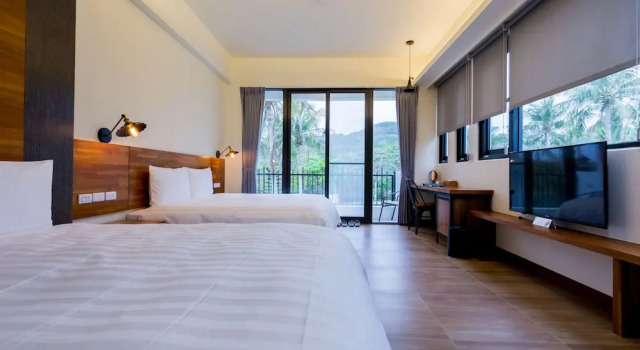 Четырёхместный номер Standard с балконом Rich Sunshine Inn