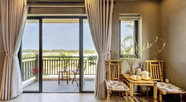 Номер Classic с балконом и с видом на реку Calm House 4 Hoi An