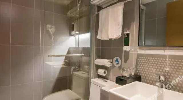 Ease Hotel (Shanghai Siping Road Tongji University)