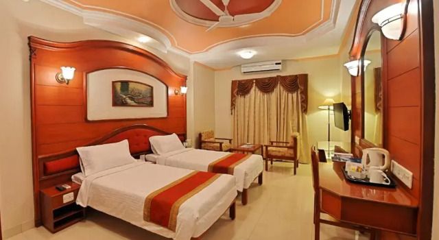 Полулюкс Hotel Gnanam