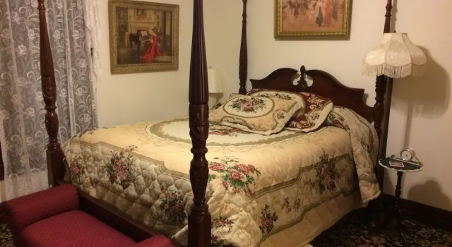 Одноместный номер Classic с балконом Spurs n Lace Bed & Breakfast Inn