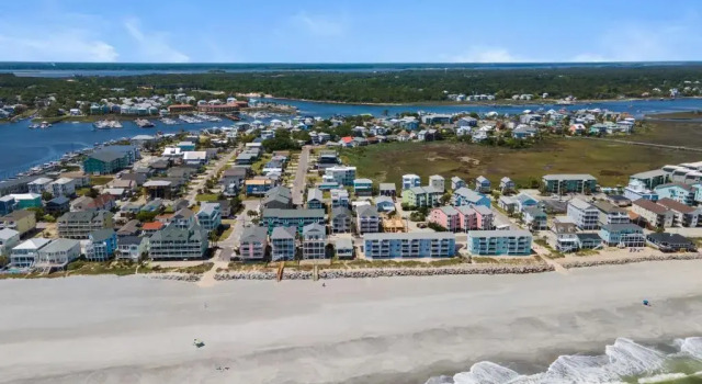 Коттедж Contemporary Designed Beach Home Carolina Beach