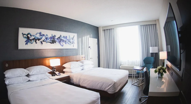 Четырёхместный номер Standard с балконом и с видом на внутренний двор Delta Hotels by Marriott Cincinnati Sharonville