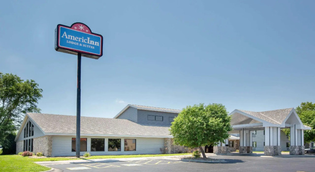 Кровать в общем номере AmericInn by Wyndham Lincoln North