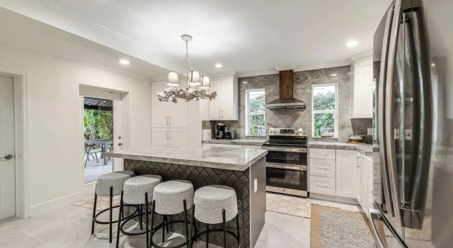 Коттедж Pool & Home Theater: Lighthouse Point Home!