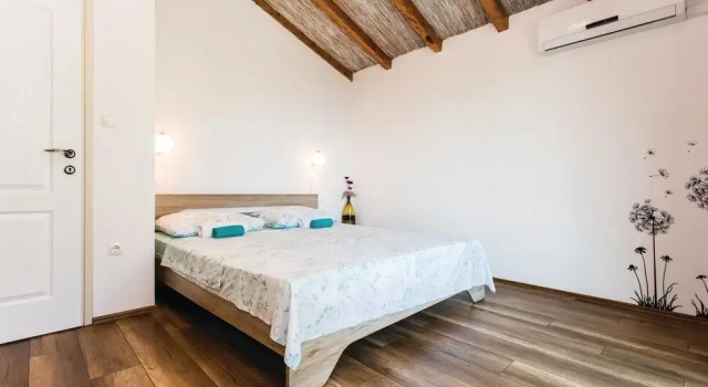 Amazing Home in Krk With Wifi and 2 Bedrooms, Varaa Hotelli Hotellit Kvarner Islands uima-altaalla, Uima-allas
