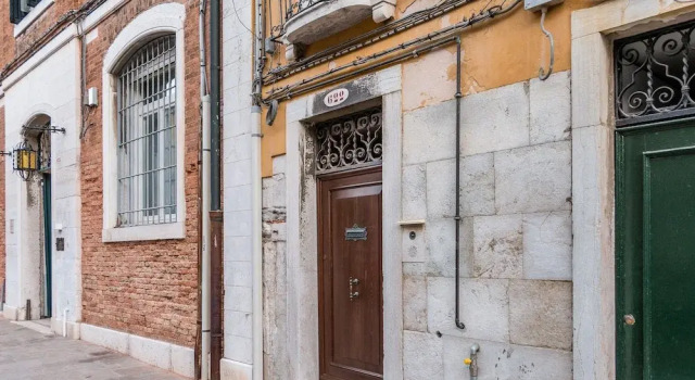 Red House close to @Accademia Bridge