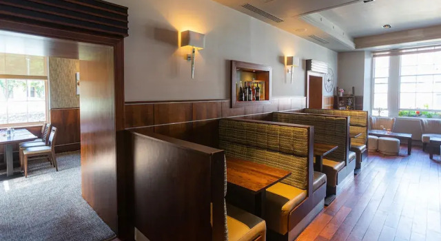 Fletchers Restaurant Bar & Rooms, Забронировать Гостевой дом Отели Стерлинга с парковкой, рядом с Museum of the Argyll &amp; Sutherland Highlanders, Парковка