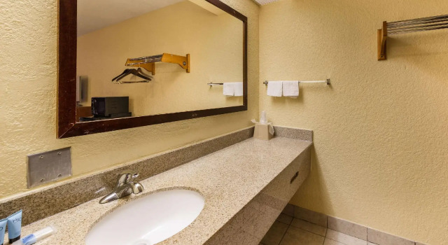 Четырёхместный номер Standard Econo Lodge