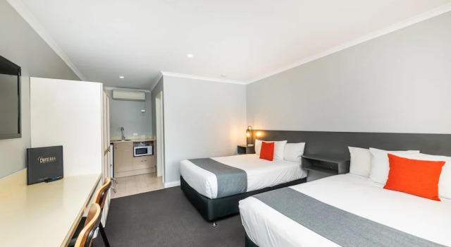 Четырёхместный номер Standard River Motel