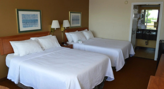 Четырёхместный номер Standard Ontario Airport Inn