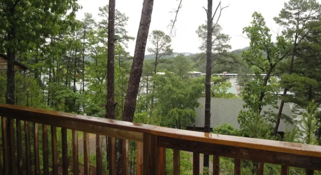 Lake view three bedroom, three bath cottage with hot tub overlooking Lake Ouachita. by RedAwning, Boek Vakantiehuis Hotels in Missouri met zwembad, Zwembad