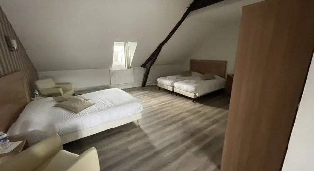 Четырёхместный номер Comfort Hôtel Du Commerce
