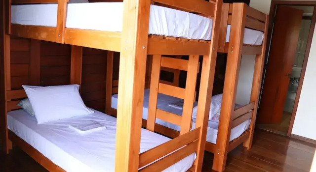 Кровать в общем номере с видом на озеро Woods Hostel