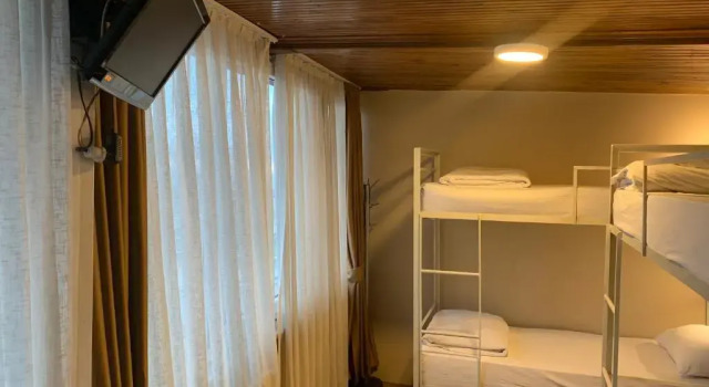 Кровать в общем номере с видом на море Antique Hostel