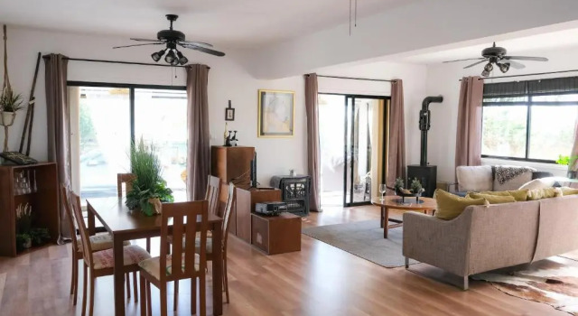 Detached 3 bedroom villa recently refurbished, only 1200 metres from the sea, Book Villa Sommerhuse i Mazotos, Hytte