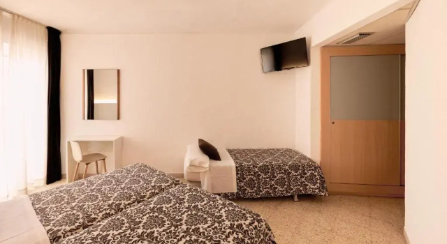 Четырёхместный номер Standard с балконом Hotel Miami Calella - El de siempre, como nunca