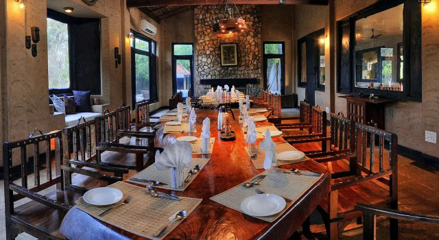 Pugdundee Safaris - Kanha Earth Lodge