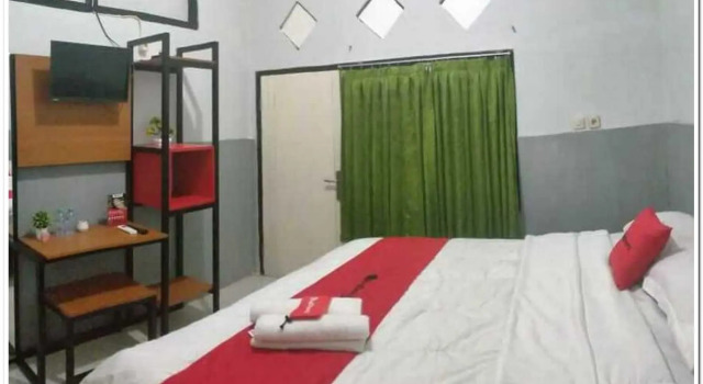 RedDoorz Plus near Alun Alun Sumenep