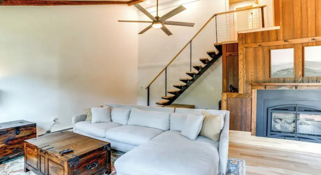 Skier's Paradise: Townhome w/ Deck in Cortland!, Забронировать Отель Отели Вирджил с парковкой, Парковка