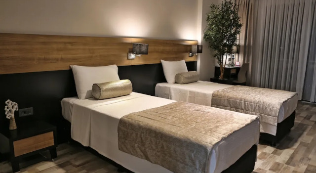 Standardowy trzyosobowy rodzinny pokój 1 sypialnia i balkonem Kalevera Hotel