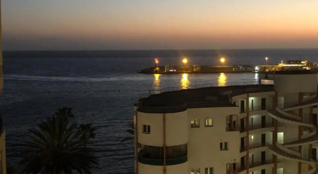 Апартаменты c 1 комнатой First line sea, luxury penthouse, sea and sunset view Vivenda Vacational Guayero 618
