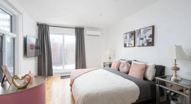 Downtown Luxe - Parking, Metro, King Bed, Sleeps 6, Rezervasyon Otel Montreal Quebec