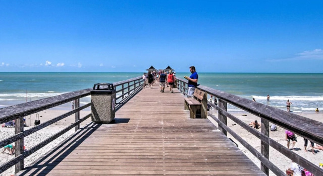 Апартаменты Coastal Downtown Naples Condo - Walk to the Beach!