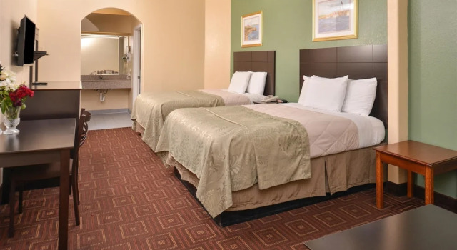 Четырёхместный номер Standard с балконом Americas Best Value Inn-Baytown