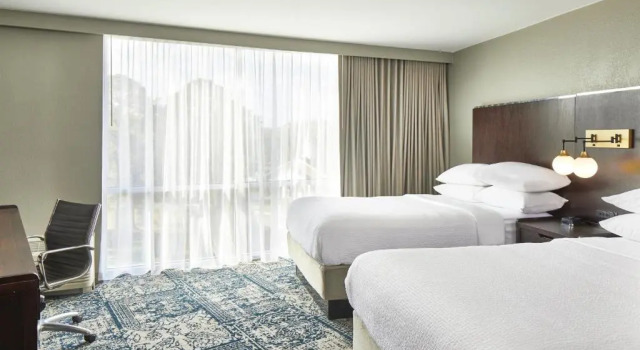 Четырёхместный номер Standard с видом на город Four Points by Sheraton Tallahassee Downtown
