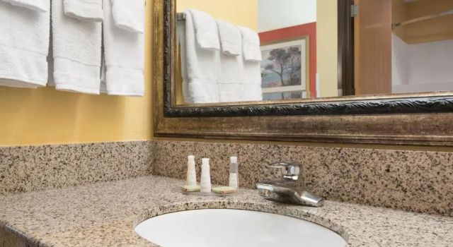 Четырёхместный номер Standard Baymont Inn and Suites Springfield