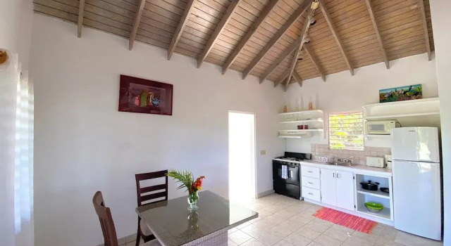 Апартаменты The Greenside Cottages - Private Tropical Garden - Residential area 5 mins from the beach