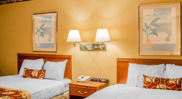 Шестиместный номер Standard Rodeway Inn Kalkaska