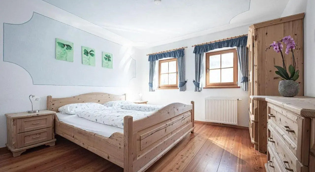 Kofler zwischen den Wänden