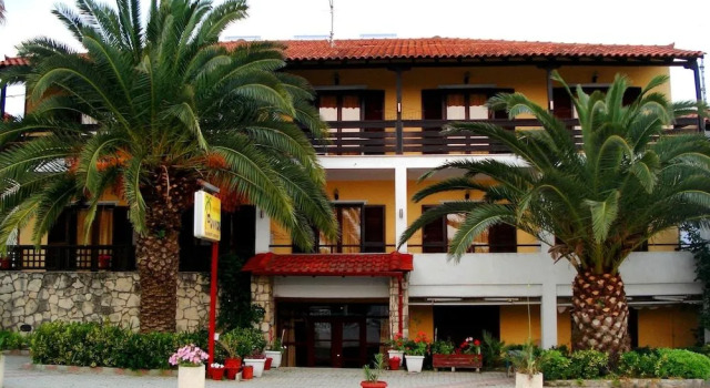 Finikas Apartments Polichrono