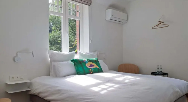 Het Bed van den Doktoor, Rezerwuj Bed and Breakfast Hotele w Antwerpia z basenem, Basen