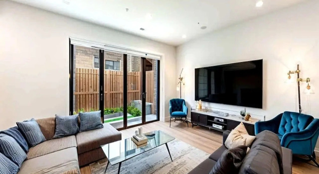 Spacious London Townhouse With Parking