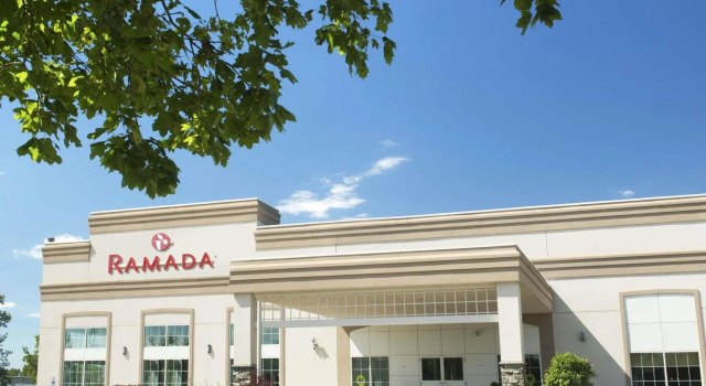 Четырёхместный номер Standard Ramada by Wyndham Trenton