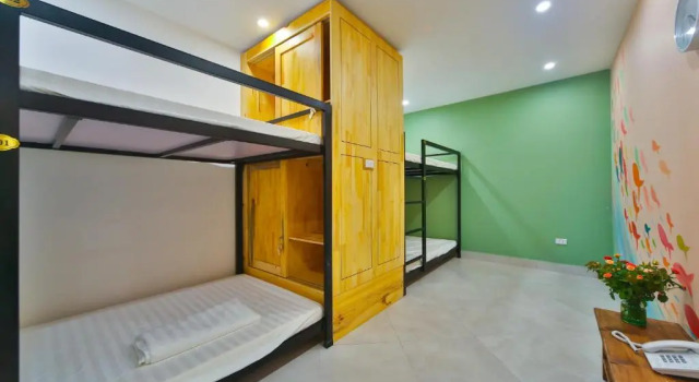 Кровать в общем номере Lakeside House Hanoi