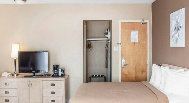 Четырёхместный номер Standard с балконом Quality Hotel Fallsview Cascade