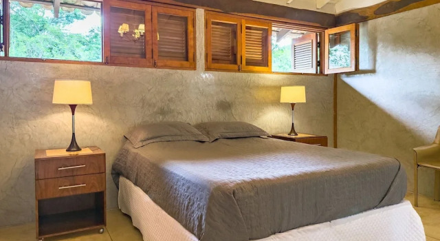 Casa com Piscina Privativa e Natureza – Granja Viana, São Paulo