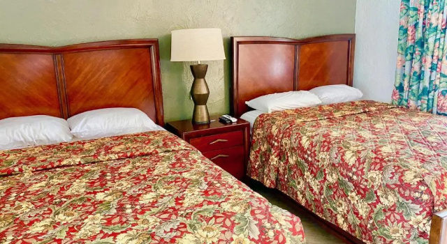 Четырёхместный номер Standard Glades Motel - Naples