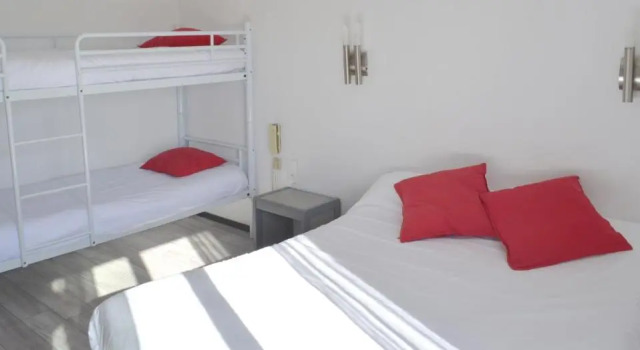 Komfortowy czteroosobowy rodzinny pokój z widokiem na dziedziniec Hôtel Les Mimosas