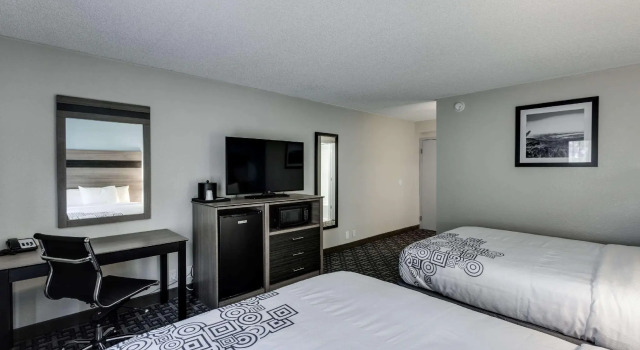 Четырёхместный люкс Days Inn & Suites by Wyndham Spokane
