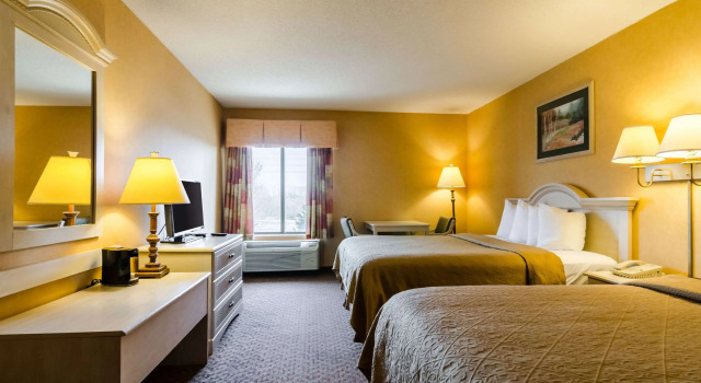 Четырёхместный номер Standard Quality Inn & Suites Manhattan