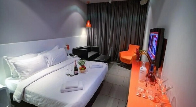 SinQ Party Hotel