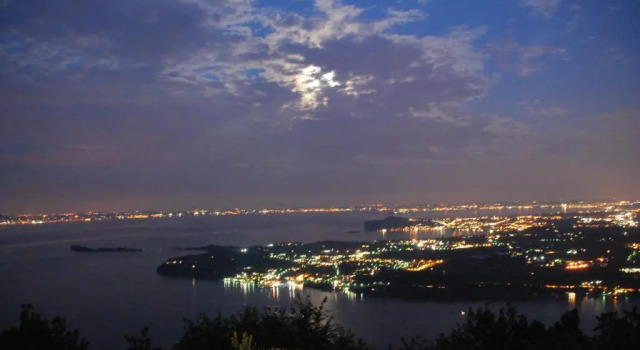 Коттедж с 4 комнатами Villa Luna Stunning Modern Villa Shared Infinity Pool, Big garden, Fantastic lake view,AC