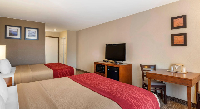Четырёхместный номер Standard Comfort Inn & Suites Klamath Falls