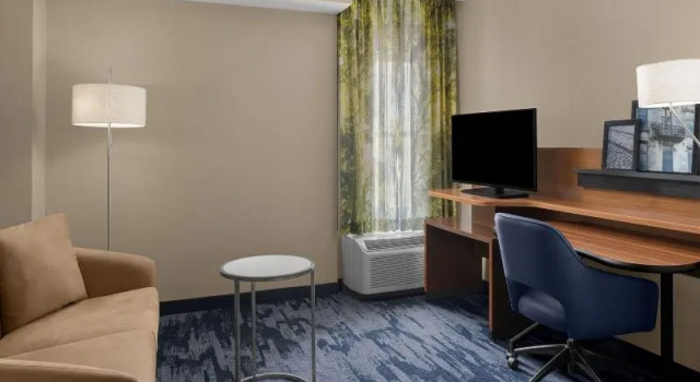 Четырёхместный люкс c 1 комнатой Fairfield Inn & Suites by Marriott Savannah Downtown Historic District