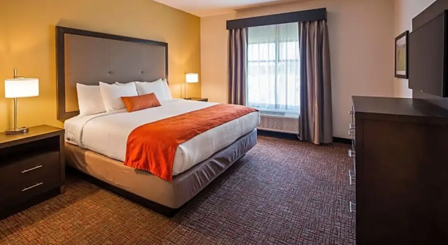 Двухместный люкс с видом на бассейн B/W Plus Elizabethtown Inn & Suites